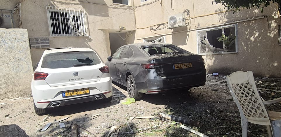 רכבים שניזוקו מטיל איראני בתל אביב / צילום: אלה לוי וינרייב