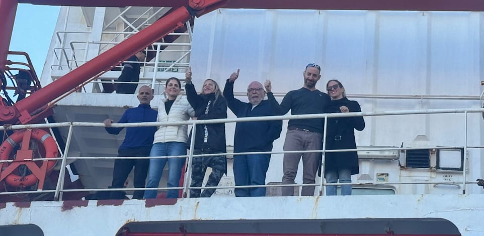 רופאים חוזרים לארץ על אוניית צים / צילום: שמעון יונה