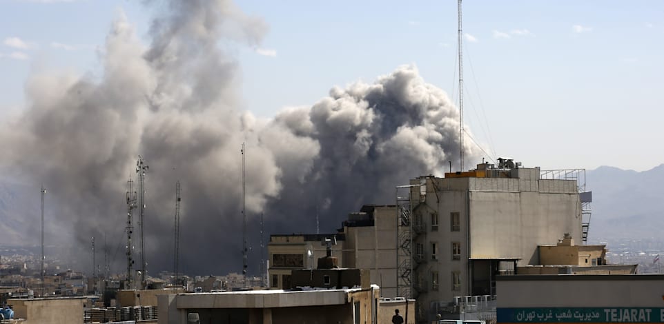 עשן בטהרן לאחר תקיפה ישראלית / צילום: Reuters, Anadolu via Reuters Connect