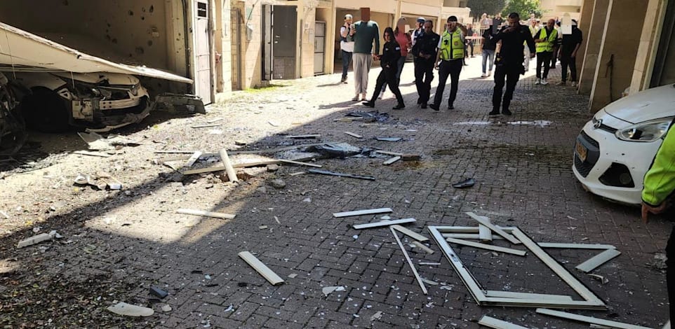 פגיעת רסיסי טיל איראני בבית במרכז / צילום: מד''א