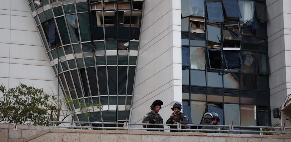 בניין ''הטיל'' בחיפה לאחר הפגיעה. חזרה חלקית רק במאי / צילום: Reuters, Florion Goga