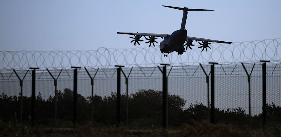 כלי טיס נערך לנחיתה בבסיס הבריטי אקרוטירי שבקפריסין, לאחר שהותקף השבוע / צילום: Reuters, Yiannis Kourtoglou