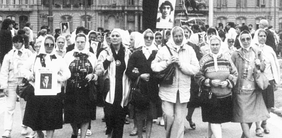 האימהות ל''נעלמים'' צועדות במחאה על העונשים לחונטה, בואנוס איירס 1985 / צילום: ap, Eduardo DiBaia