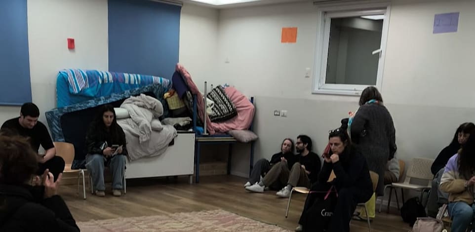 ישראלים במקלט / צילום: פביו טרופה