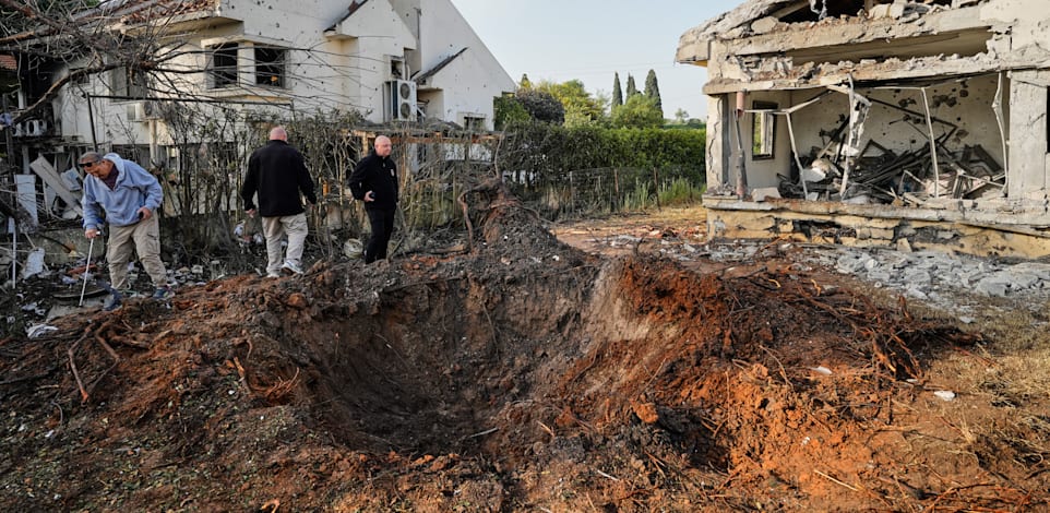 בית בצפון שנפגע מהמטח של חיזבאללה / צילום: ap, Baz Ratner
