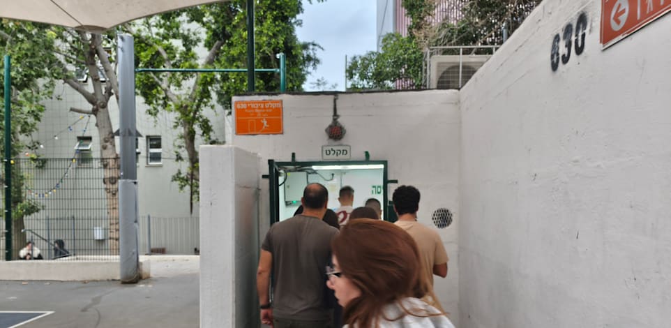 אנשים נכנסים למקלט בזמן אזעקה