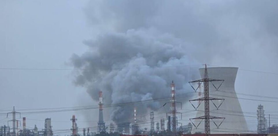 פגיעה בבתי הזיקוק באזור חיפה / צילום: לפי סעיף 27 א'