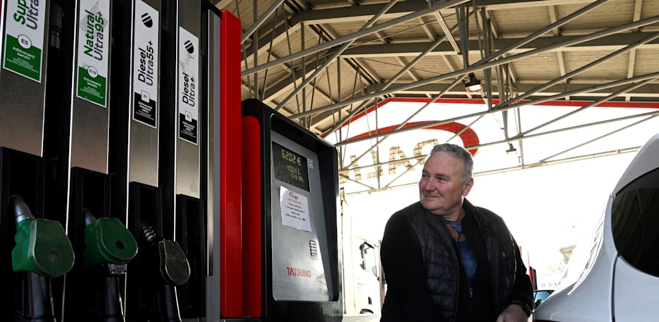 סלובקיה. כל בעל רכב יוכל לתדלק במקסימום 400 אירו / צילום: Reuters, Radovan Stoklasa