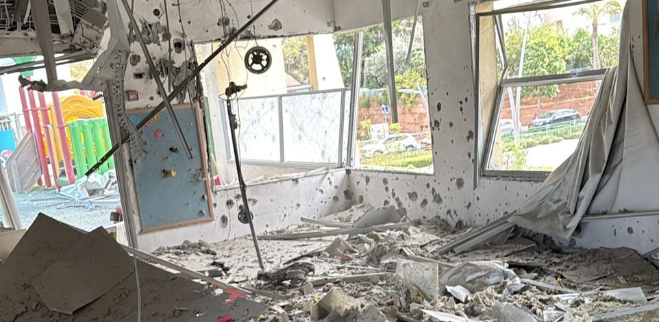 הרס בגן ילדים בראשל''צ כתוצאה מהטיל המתפזר / צילום: דוברות כבאות והצלה