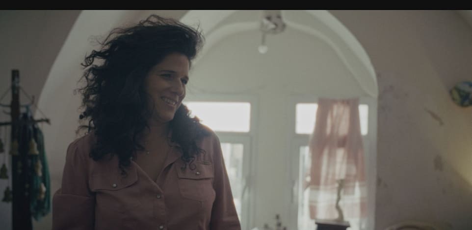 נועה קולר ב''בהסתורה''. דירת מסתור הנחלאות / צילום: כאן 11, אולפני הרצליה, יונייטד קינג