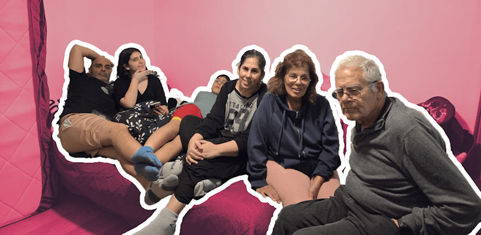 שרית קלברס פתאל (באמצע), עם משפחתה / צילום: פרטי