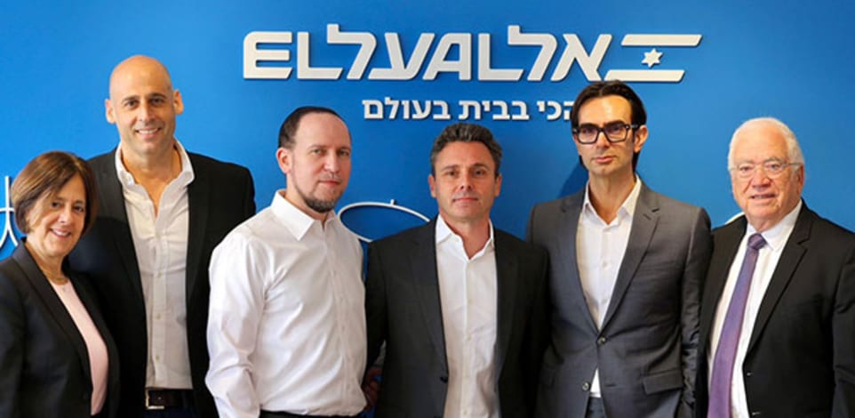 בכירי החברות בהכרזה על העסקה. מימין: עמיקם בן צבי, יו''ר אל על, עידן וולס, מנכ''ל קבוצת דלק, איתמר פורמן, מנכ''ל ישראכרט, משה מורגנשטרן, מנכ''ל הנוסע המתמיד, ליאור רביב, משנה למנכ''ל ישראכרט, ותמר יסעור, יו''ר ישראכרט / צילום: יוגב ברגר