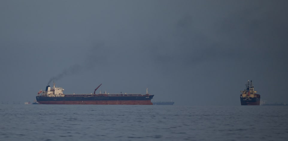 מכלית וספינת מטען במצר הורמוז / צילום: ap, Altaf Qadri