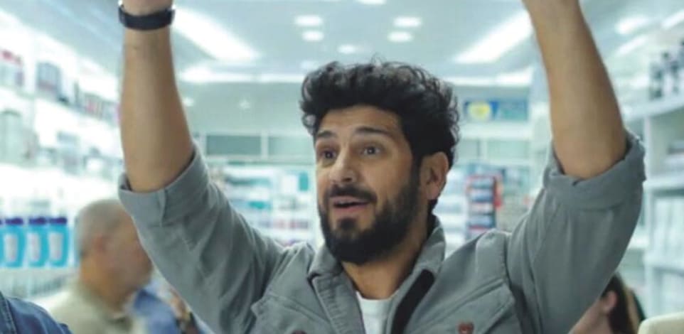 אביב אלוש בקמפיין הפרסום של פליי קארד / צילום: מתוך יוטיוב