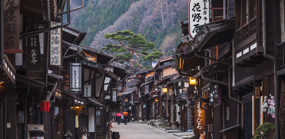 בתי עץ מסורתיים בנאראקווה, יפן. יכול להיות גג שקרס או בעלים שנעדרים / צילום: Shutterstock