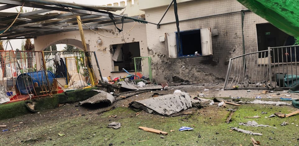 פגיעה בגן ילדים בנהריה בעקבות ירי טילים מלבנון / צילום: כבאות והצלה לישראל