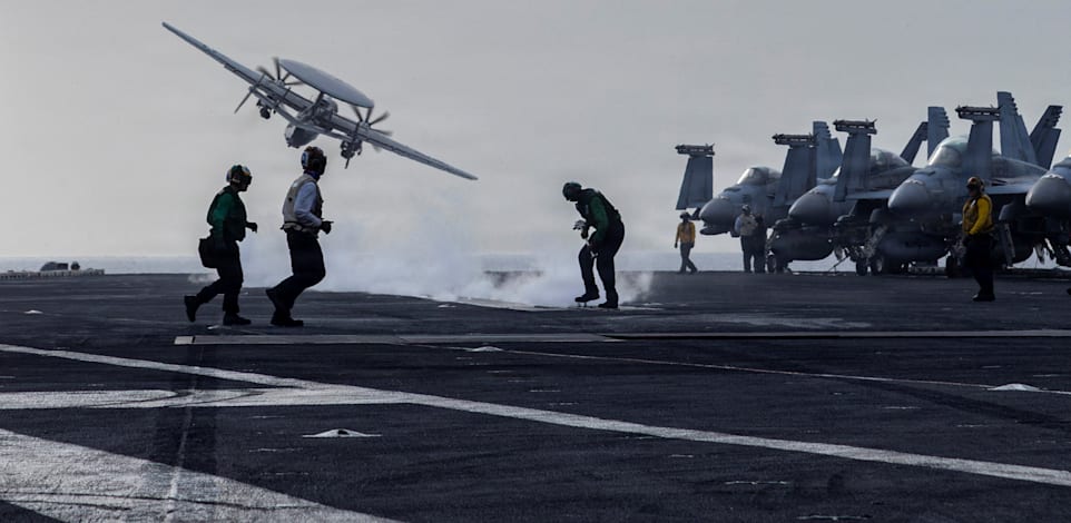 מטוס מעקב יוצא למשימה מנושאת המטוסים האמריקאית לינקולן / צילום: Reuters, US Navy
