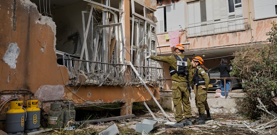 פיקוד העורף סורק בניין בפתח תקווה שנפגע מטיל איראני / צילום: ap, Maya Levin