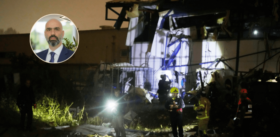 הפגיעה במפעל אירוסול בפ''ת. בעיגול: רועי ברגיל, מנכ''ל הרוכשת, ולוריקס / צילום: AP- Zwigenberg Ohad, התעשייה האווירית