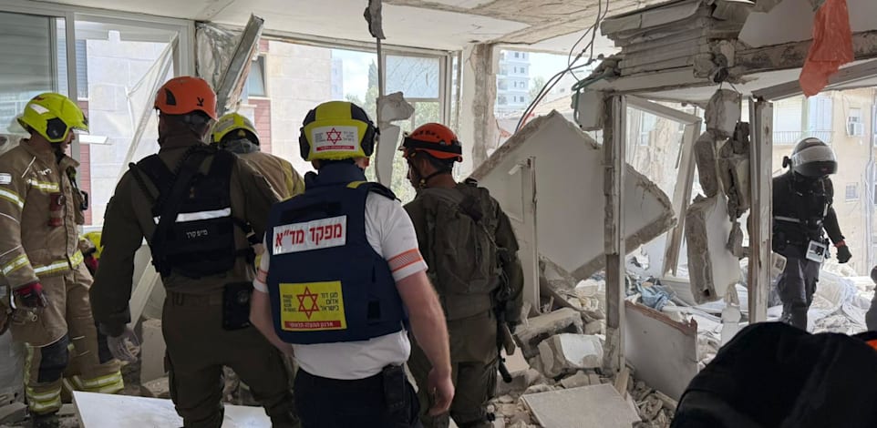 מבנה שנפגע מהטיל האחרון ששוגר מאיראן / צילום: מד''א