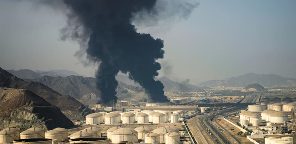 עשן מיתמר באזור תעשייה בדובאי. תשתיות על הכוונת / צילום: ap, Altaf Qadri