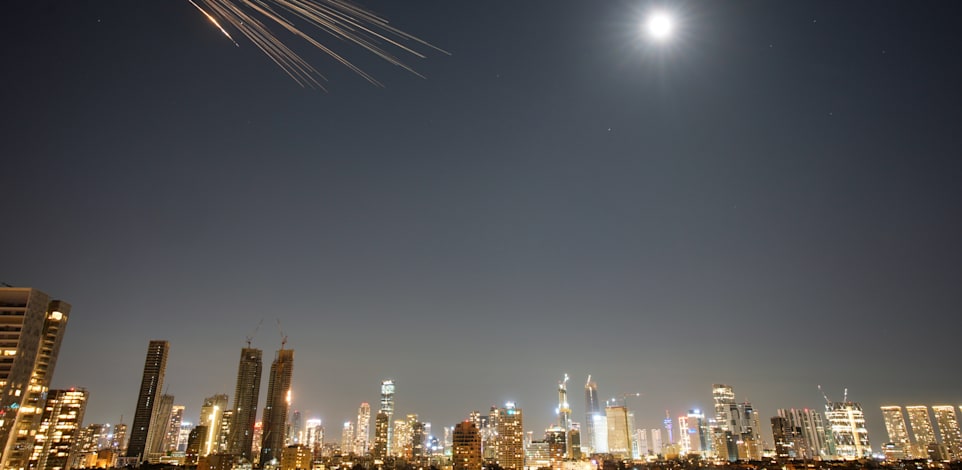 ירוטי טילים מאיראן מעל המרכז / צילום: ap, Ohad Zwigenberg