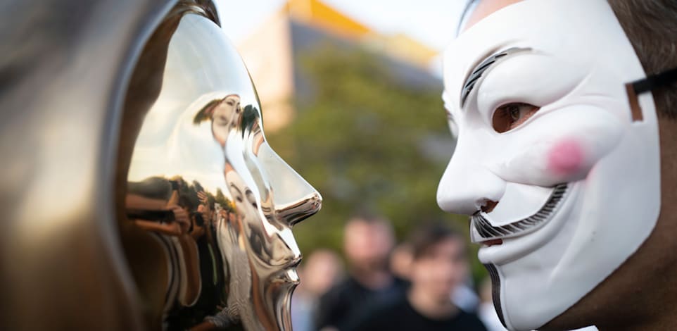 פסל לכבודו של היוצר האנונימי של המטבע הדיגיטלי ביטקוין בפארק ליד נהר הדנובה בבודפשט, ניצב על בסיס אבן ועליו חרוט שמו של סאטושי נקמוטו / צילום: ap, Bela Szandelszky