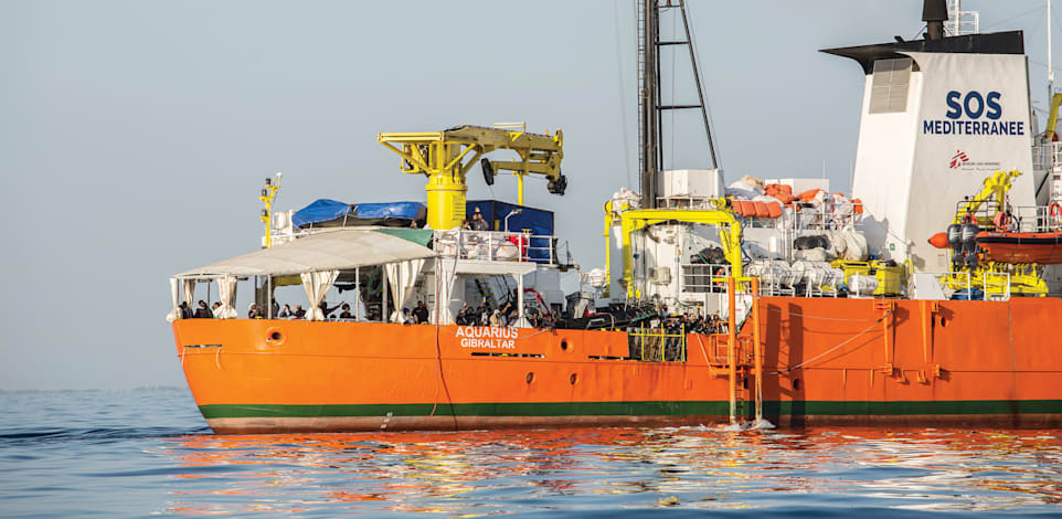 אונייה ועליה מהגרים מגיעה לולנסיה בספרד / צילום: ap, Olmo Calvo