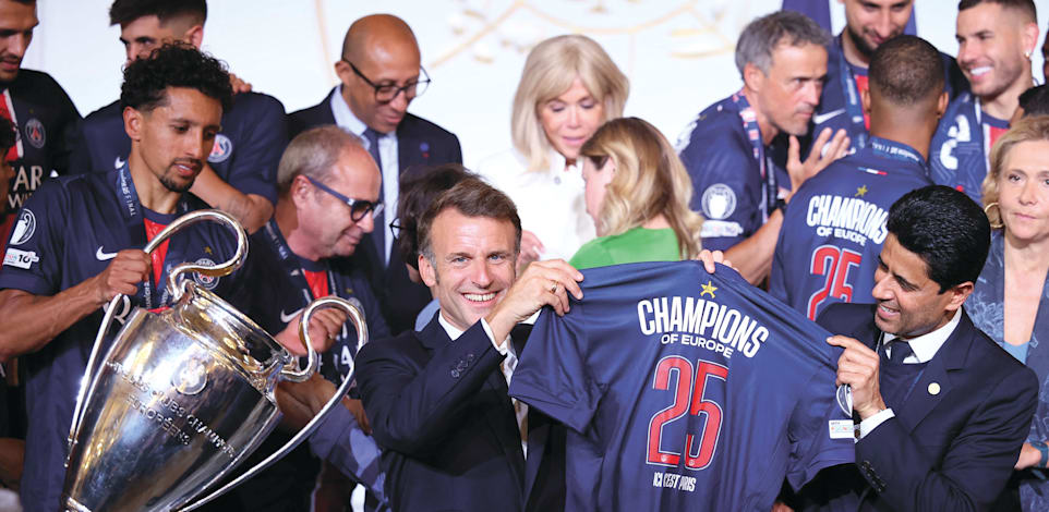 כוח המינוף הספורטיבי. מקרון ובעלי פ.ס.ז' נאסר אל־ח'ליפי בארמון האליזה / צילום: Reuters, Thomas Padilla