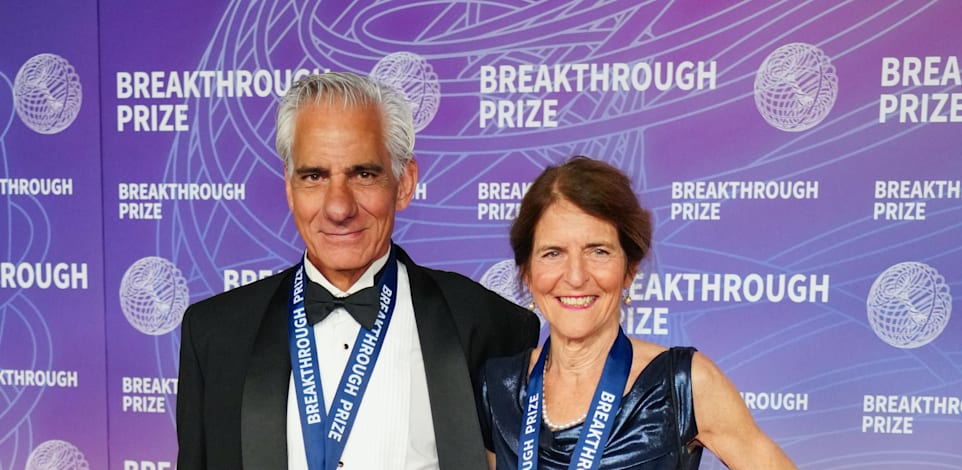 פרופ' בנט ופרופ' מגוואייר. הצליחו לטפל במחלה גנטית הגורמת לעיוורון ולהשיב את הראייה לחולים / צילום: ap, Jordan Strauss/Invision