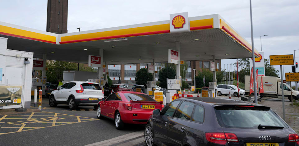 תחנת דלק בלונדון / צילום: ap, Frank Augstein