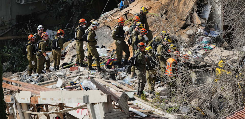 צוותי חילוץ במבנה שנפגע מטיל איראני בחיפה. ''האפליקציה תוכננה כך שתהיה נגישה ונוחה לשימוש גם בשטח'' / צילום: ap, Ariel Schalit