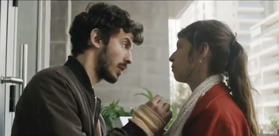 סצנה מהסרט ''נדל''ן סיפור אהבה''. בני זוג שחצויים בנושא הדיור / צילום: צילום מסך מיוטיוב