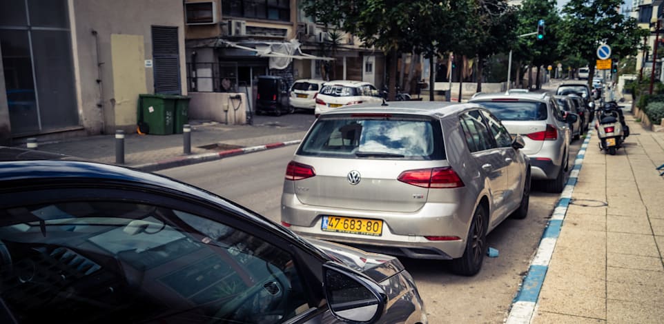 חניה בכחול־לבן / צילום: Shutterstock