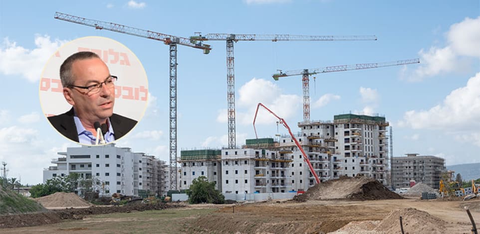 עגורנים באתר בנייה. בעיגול: נשיא התאחדות הקבלנים בוני הארץ, רוני בריק / צילום: שאטרסטוק, תמר מצפי