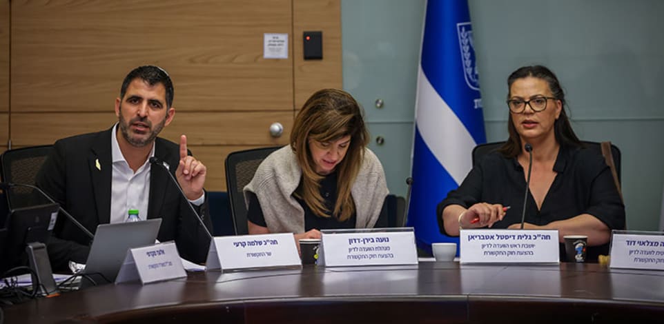 ח''כ גלית דיסטל אטבריאן, נועה בירן דדון, ושר התקשורת שלמה קרעי / צילום: נועם מושקוביץ - דוברות הכנסת