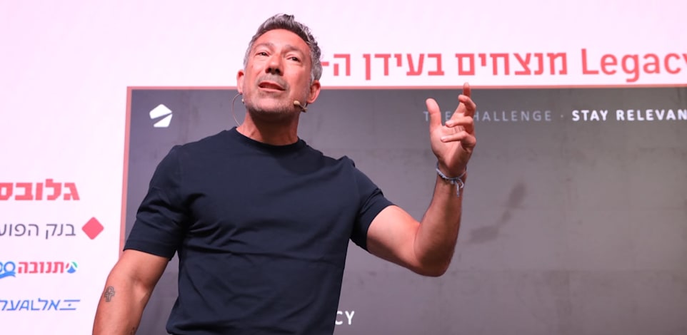 מוטי שרף, מייסד שרף תקשורת ואסטרטגיה ושותף מייסד Brij AI lab, בכנס MAD / צילום: ענבל מרמרי