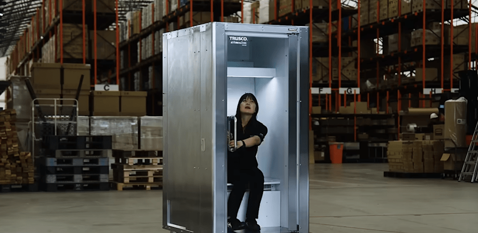 ה''מקרר אנושי'' Do Hiemon Box, של יצרנית המקררים ומכונות הממכר האוטומטיות היפנית SDRS שנמכר על ידי ספקית הציוד התעשייתי Trusco Nakayama / צילום: צילום מסך מתוך סרטון של TRUSCO ביוטיוב
