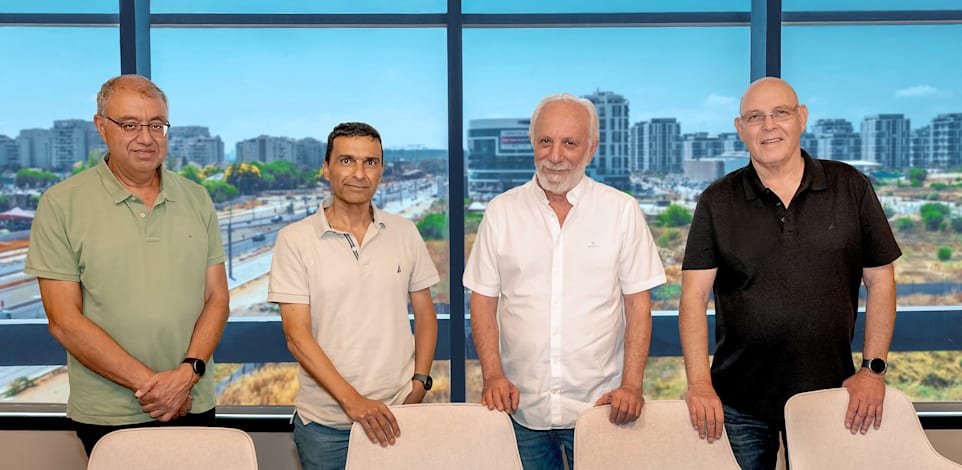 בכירי עומר הנדסה. מימין: ישראל רוזנבלט, מנכ''ל משותף; זאב סלנט, יו''ר; גדעון כחלון, סמנכ''ל הכספים; וברוך חדד, מנכ''ל משותף / צילום: כדיה לוי