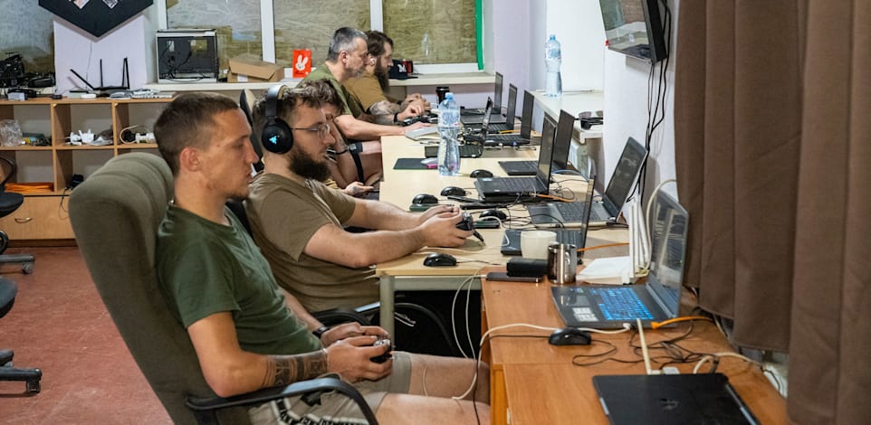 חיילים אוקראינים מפעילים כטב''מים בשליטה מרחוק, השבוע / צילום: ap, Andrii Marienko