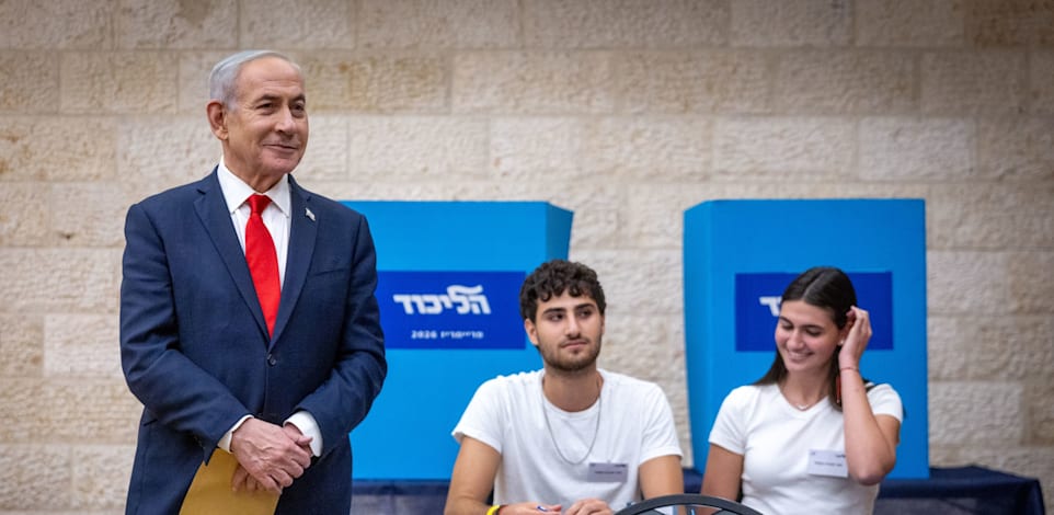 ראש הממשלה בנימין נתניהו מצביע בפריימריז בליכוד, אתמול (ב') / צילום: חיים גולדברג, פלאש90