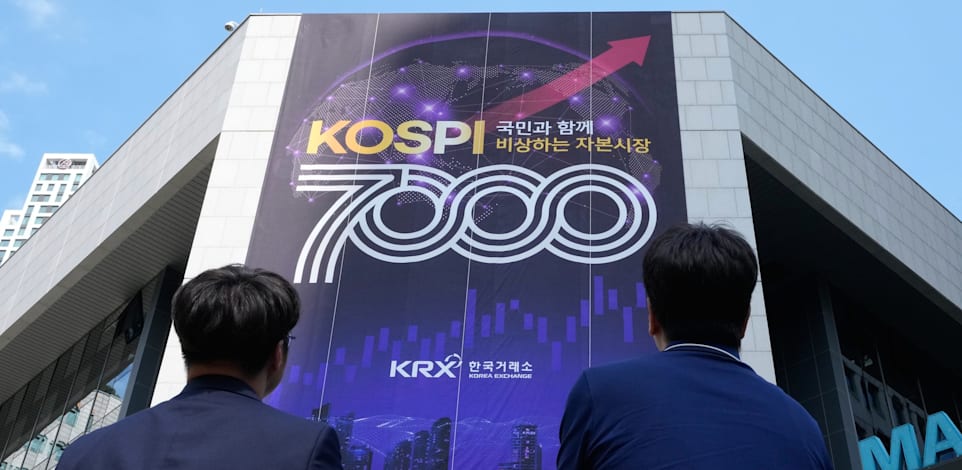 מדד KOSPI מוקרן על בורסת טוקיו / צילום: ap