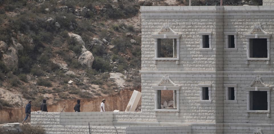 הפורעים בתוך הבית בקוסרה / צילום: ap