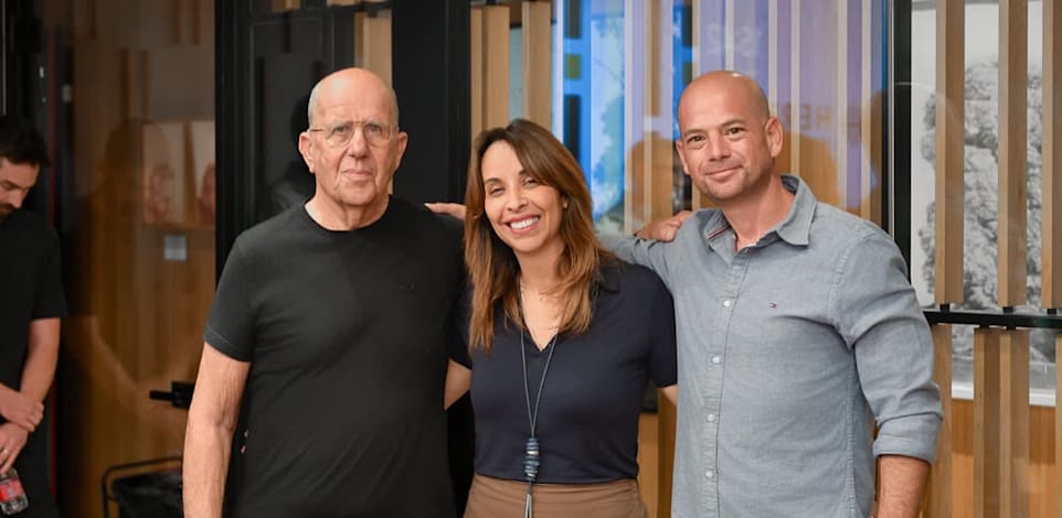 מימין לשמאל: ירון זולצבכר, מייסד ומנכ''ל היי ליפט, שרית שגב מנהלת סקטור תעשייה, מסחר ומלונאות בחטיבה העסקית בבנק הפועלים וברוך פרנס מייסד סקייליין עגורנים / צילום: Aviad Tevel Studios