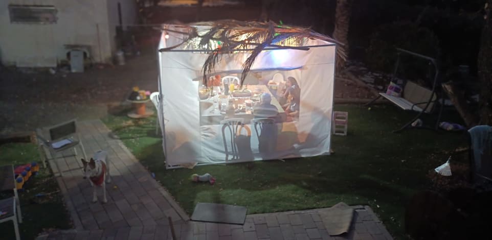 יושבים בסוכה. ה''איך'' הוא חלק מהמשמעות / צילום: גל חמו
