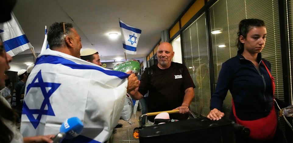 נוסעים שהיו על טיסת פליי דובאי אחרי הנחיתה בנתב''ג / צילום: ap, Ohad Zwigenberg