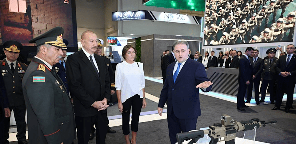 נשיא אזרבייג'ן אלייב בתצוגת הרובים / צילום: Mdi.Azerbaijan