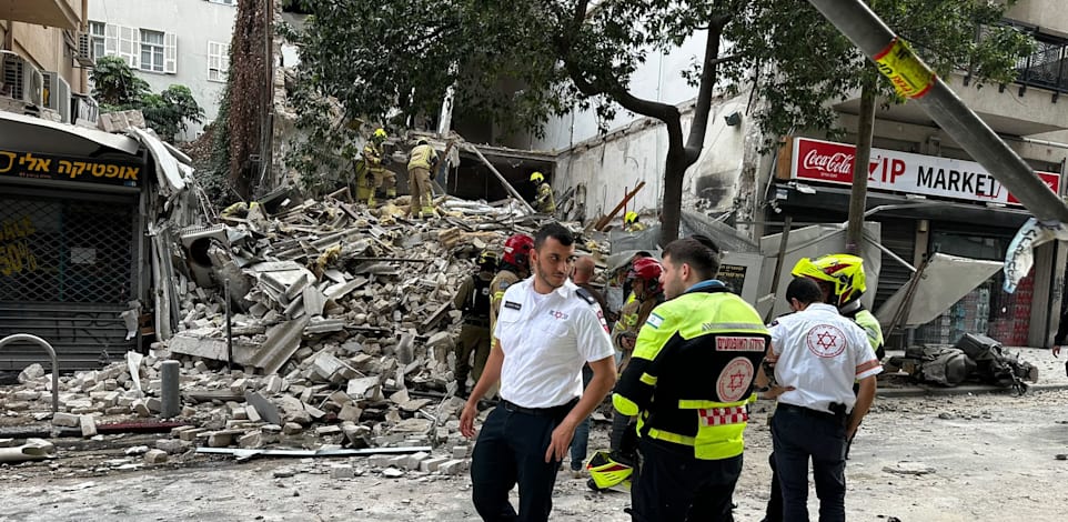 הבניין שקרס ברחוב נחלת בנימין בת''א / צילום: מד''א