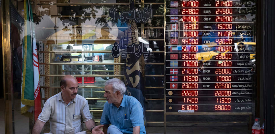 הריאל האיראני איבד שני שלישים משוויו בתוך שנה / צילום: Reuters, Morteza Nikoubazl