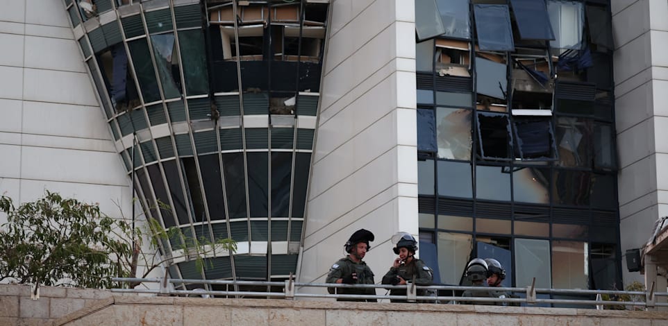 מגדל המפרש לאחר פגיעת הטיל האיראני / צילום: Reuters, Florion Goga